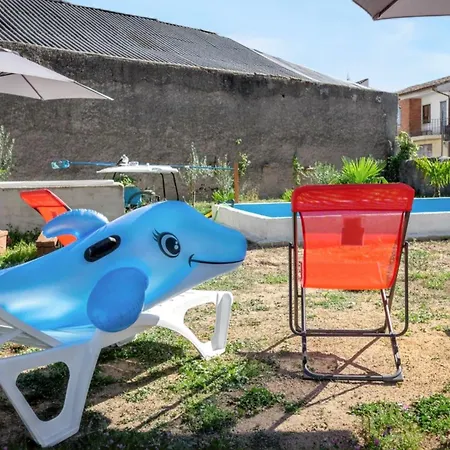 Villa Charming Near With Shared Pool